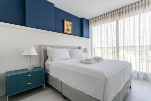 - une chambre bleue et blanche avec un lit et une fenêtre dans l'établissement WI-FI 300MB | Rooftop com Piscina em Jurerê #JA15, à Florianópolis 37 autres photos