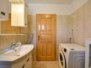 Koupelna v ubytování Apartment Milin-2 by Interhome