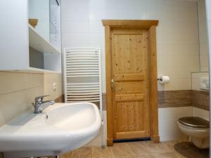 Et badeværelse på Apartment Adlerhorst - Top 5 by Interhome