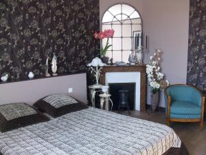 a bedroom with a bed and a fireplace at Loire, Châteaux, et Vignes in Onzain