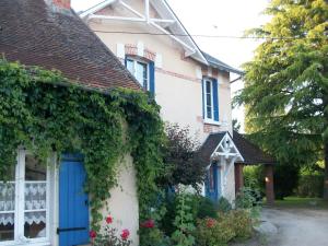 una casa con una puerta azul y hiedra en Loire, Châteaux, et Vignes en Onzain