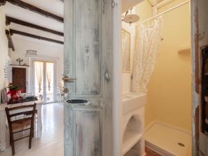 baño con puerta, lavabo y bañera en Apartment Palazzo Antiche Porte-3 by Interhome en Rímini