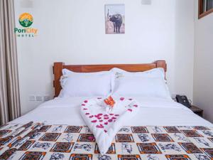 Postel nebo postele na pokoji v ubytování Pori City Hotel