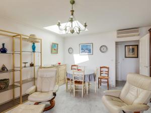 sala de estar con mesa y sillas en Apartment Bleu Marine-6 by Interhome, en Fréjus