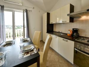 Kuchyňa alebo kuchynka v ubytovaní Apartment Milin-4 by Interhome