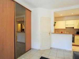 A cozinha ou cozinha compacta de Apartment L'Oasis by Interhome
