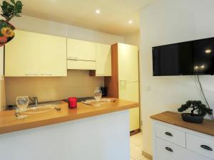 A cozinha ou cozinha compacta de Apartment L'Oasis by Interhome