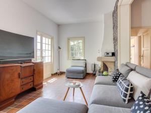 een woonkamer met een bank en een flatscreen-tv bij Holiday Home La Roche Blanche by Interhome in Port Blanc