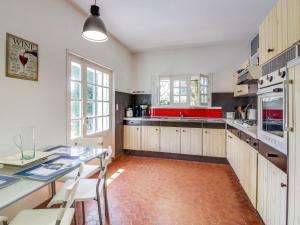 Virtuvė arba virtuvėlė apgyvendinimo įstaigoje Holiday Home La Roche Blanche by Interhome