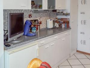 Pewsum的住宿－Apartment Daija by Interhome，厨房设有台面,配有电视