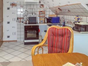 Pewsum的住宿－Apartment Daija by Interhome，一间厨房,内设一张桌子和一把椅子