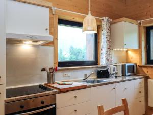 Virtuvė arba virtuvėlė apgyvendinimo įstaigoje Apartment Bärenhöhle - Top 6 by Interhome