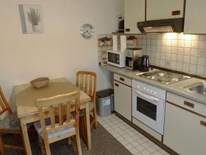 Kuchyň nebo kuchyňský kout v ubytování Apartment Hinrichs by Interhome