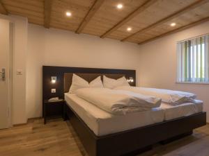 En eller flere senger på et rom på Apartment Haus Bergsonne by Interhome