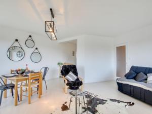 Port Blanc的住宿－Apartment Port Blanc by Interhome，客厅配有桌子和沙发