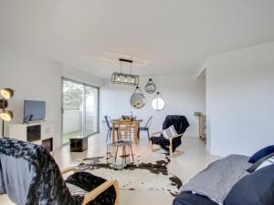 O zonă de relaxare la Apartment Port Blanc by Interhome