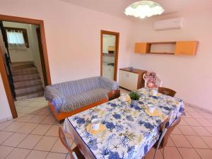 ein Wohnzimmer mit einem Tisch und einem Sofa in der Unterkunft Apartment Solmare-41 by Interhome in Rosapineta