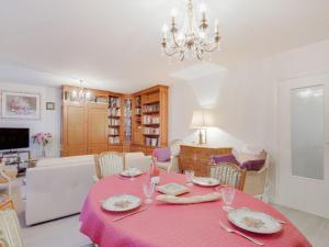 comedor con mesa y sillas rosas en Apartment Le Hoche by Interhome, en Dinard