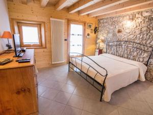 Postel nebo postele na pokoji v ubytování Apartment Albergo Diffuso - Cjasa Ustin-4 by Interhome