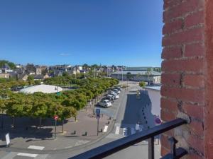 uma vista para uma rua a partir de um edifício de tijolos em Apartment Basse Vallée by Interhome em Dinard