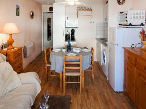 Il comprend une cuisine et une salle à manger avec une table et un réfrigérateur. dans l'établissement Apartment Le Méditerranée-2 by Interhome, au Barcarès