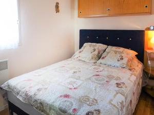 - une chambre dotée d'un lit avec une couverture et des oreillers dans l'établissement Apartment Le Méditerranée-2 by Interhome, au Barcarès