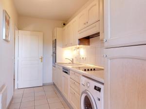 Virtuvė arba virtuvėlė apgyvendinimo įstaigoje Apartment Le Mas d'Esquières-7 by Interhome