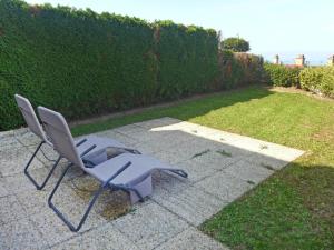 2 sedie sedute in cima a un patio di Villa Casa Bellevue by Interhome a Grandvaux