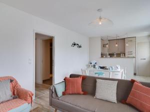 uma sala de estar com um sofá e uma cozinha em Apartment Confidence 2 by Interhome em Dinard