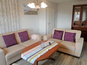 ein Wohnzimmer mit zwei Sofas und einem Couchtisch in der Unterkunft Apartment Alina by Interhome in Marienhafe