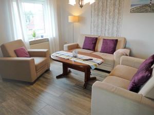 ein Wohnzimmer mit zwei Sofas und einem Couchtisch in der Unterkunft Apartment Alina by Interhome in Marienhafe