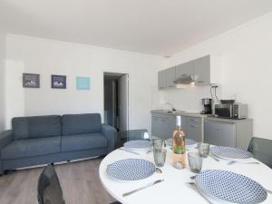 sala de estar con mesa y sofá en Apartment Le Petit Robinson-8 by Interhome, en La Richardais