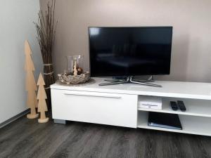 um centro de entretenimento branco com uma televisão de ecrã plano em Apartment Bergfreude Kuonen by Interhome em Saas-Grund