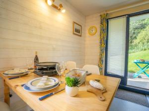 een eetkamer met een tafel met borden en glazen bij Apartment Le Bochate-8 by Interhome in Saint-Pancrace