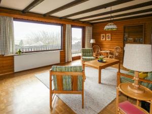 ein Wohnzimmer mit einem Tisch und Stühlen in der Unterkunft Apartment Am Hohen Bogen-23 by Interhome in Arrach