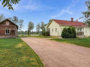 an empty road in front of a house at Holiday Home Kotiranta by Interhome in Pikkarala