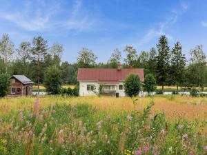 una casa en medio de un campo con flores en Holiday Home Kotiranta by Interhome en Pikkarala