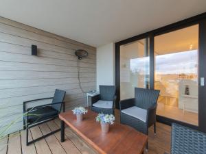 balcón con mesa, sillas y chimenea en Apartment Residentie sunset by Interhome, en Bredene