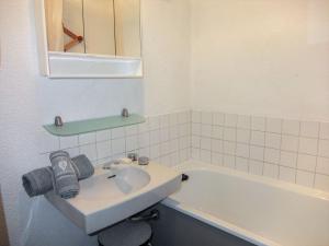 A bathroom at Apartment Les Mélèzes-8 by Interhome