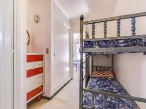 een slaapkamer met 2 stapelbedden en een kast bij Studio Le Mercure by Interhome in Le Grau-du-Roi