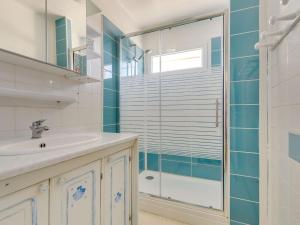 een badkamer met een wastafel en een douche bij Studio Le Mercure by Interhome in Le Grau-du-Roi