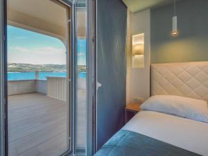 Posteľ alebo postele v izbe v ubytovaní Apartment Mornar-5 by Interhome