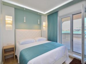 Posteľ alebo postele v izbe v ubytovaní Apartment Mornar-5 by Interhome
