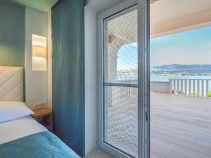 Posteľ alebo postele v izbe v ubytovaní Apartment Mornar-5 by Interhome