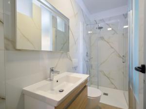 Kúpeľňa v ubytovaní Apartment Mornar-5 by Interhome