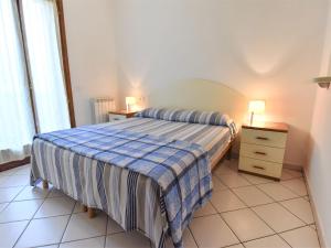 1 dormitorio con 1 cama, vestidor y 2 lámparas en Apartment Solmare-49 by Interhome en Rosapineta