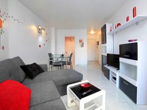 ein Wohnzimmer mit einem Sofa und einem Tisch in der Unterkunft Apartment Apolo VII-3 by Interhome in Calpe