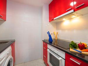 eine Küche mit roten Schränken und einer Waschmaschine in der Unterkunft Apartment Apolo VII-3 by Interhome in Calpe