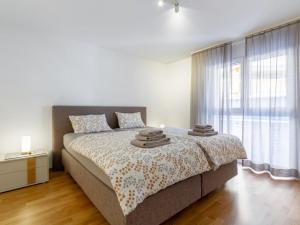 Un pat sau paturi într-o cameră la Apartment Verena by Interhome