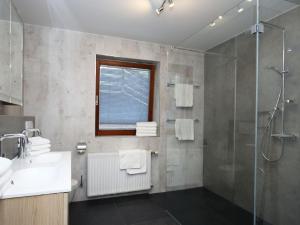 łazienka z prysznicem, umywalką i lustrem w obiekcie Apartment Schwarzwald 6 OG by Interhome w mieście Radenthein